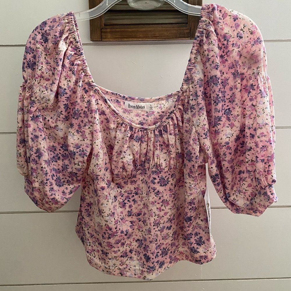 cute floral top!